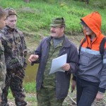 Н.К. Котляров проводит урок выживания в лесу.