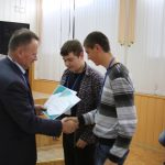 Директор Черепанов В.В. вручает награду
